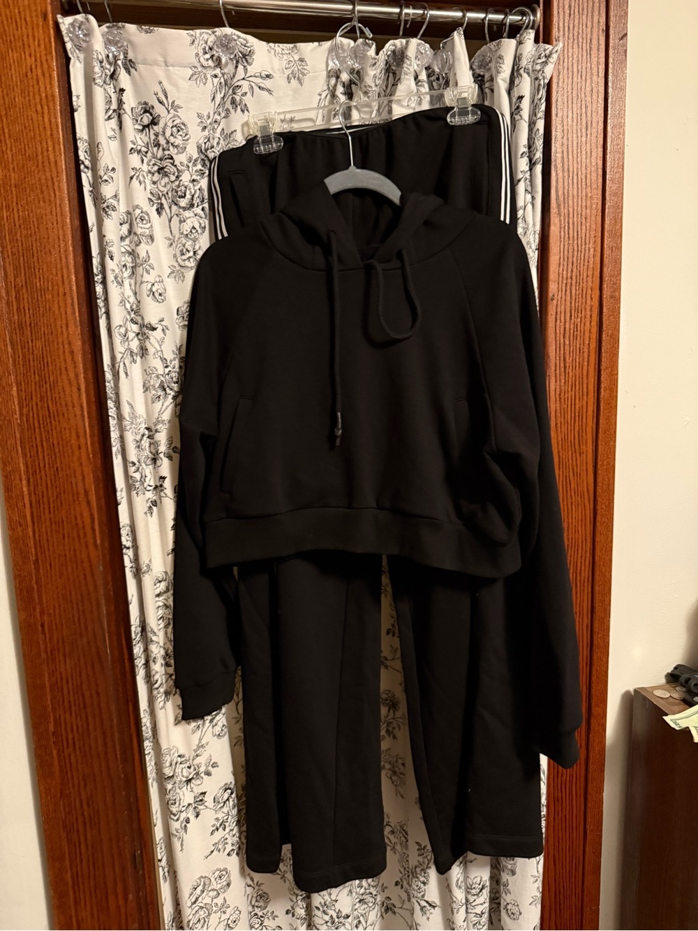 Lócker Room Clothing Black Women's Cropped Hooded Sweatshirt & Pants Set